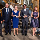 Foto de familia de los premiados junto a altos cargos de la entidad financiera y su fundación. DL