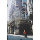 Jonny frente al Palau de la Musica de Barcelona.