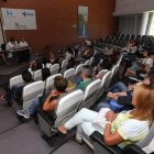 Asistentes a la asamblea informativa que se celebró ayer en el salón de actos del hospital. L. DE LA MATA