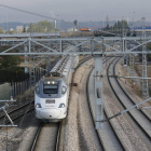 Un tren Alvia, al sur de la capital leonesa. RAMIRO