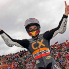 Márquez celebra su victoria. Con el Mundial ya en el bolsillo el de Cervera dio un recital en Moto2