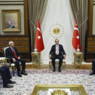 Erdogan se reúne con líderes del partido gobernante y de dos opositores, en Ankara, este lunes.