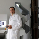 El farmacéuticoi Fernando Álvarez muestra la sección del robot que sirve para el almacenamiento automático de medicamentos y las dos líneas de salida.