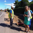 La concejala Ana Isabel Sánchez, con los operarios que están instalando las farolas en La Cerrada