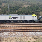 Imagen de la locomotora ayer por la mañana a su paso por la estación de Busdongo. L. U.