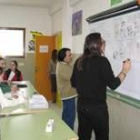 Juárez y Lolo durante el taller del cómic del instituto de Boñar