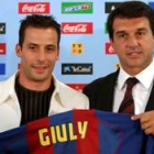Giuly, a la izquierda, sostiene la camiseta con su nombre, junto al presidente barcelonista Laporta
