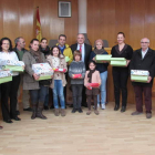 Los galardonados con el alcalde (centro) y los concejales Aurora Baza y Pedro García.