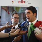 El consejero de Fomento y Medio Ambiente, Juan Carlos Suárez-Quiñones, inaugura el acto de Ciberseguridad y Ciberdelitos organizado por el Consejo General del Poder Judicial. Junto a él, el gerente de Innovación del Incibe, Félix Barrio.