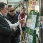 El exvicealcalde de Valencia Alfonso Grau, comprando lotería tras declarar durante más de dos horas como testigo por la operación Taula.