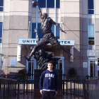 Héctor de Prada, delante de una estatua que homenajea a Michael Jordan, un símbolo en el baloncesto norteamericano.
