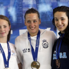 Mireia Belmonte (centro), en el podio de los 200 estilos, escoltada por África Zamorano (a su izquierda) y Kaminskaya.