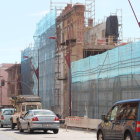 El edificio Araú tras la retirada de los contrafuertes que invadían el carril de la avenida.