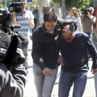 El ex trabajador del centro sale tras declarar como imputado en el caso.