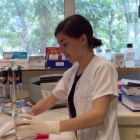 La investigadora Marta Casadellà en el Laboratorio de investigación en sida IrsiCaixa, de Badalona.
