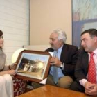 El alcalde de Villarejo con Carmen Calvo, cuando se comprometió el año pasado a ser mantenedora