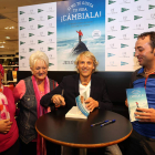 Cerca de un centenar de leoneses acudieron ayer a El Corte Inglés para conocer de cerca al montañero leonés