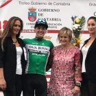 Pablo Benito en el podio con el trofeo de ganador de etapa. DL