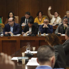 Los dos concejales del PRB (a la derecha con el brazo en alto) siguen siendo decisivos para el actual tripartito de Ponferrada. L. DE LA MATA