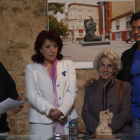 Amando Casero, Victorina Alonso, Castorina y Amancio González, junto a la pieza.