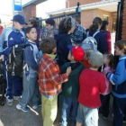 Escolares, a la entrada del colegio de Navatejera.