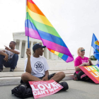 Varias personas participan en una manifestación frente al Supremo en Washington.