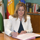 Susana Díaz firma el decreto de disolución del Parlamento.