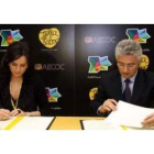 Silvia Clemente y José María Bonmatí, en la firma del convenio de colaboración con la Asociación Esp