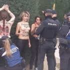 Protesta de las activistas de Femen en la plaza de Oriente de Madrid con motivo del 20N.