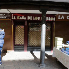 Pequeños establecimientos comerciales en el casco viejo de León