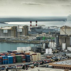 Imagen de la actividad industrial en una zona del puerto de Barcelona.