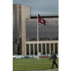 La bandera de León ondea desde ayer delante del edificio de la Junta