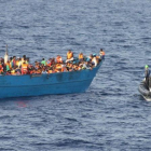 Una lancha irlandesa al rescate de una barca repleta de migrantes, a 36 millas al nordeste de Trípoli (Libia), el 21 de octubre.