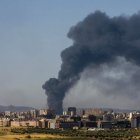 El incendio provocó en la localidad de Chiloeches una densa columna de humo tóxico. PEPE ZAMORA