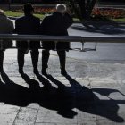 Pensionistas en una calle de Valencia.