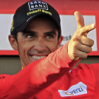 Alberto Contador celebra en el podio el liderato de la carrera tras la vigésima etapa.