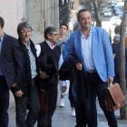 Varios miembros de la representación sindical de Banco Ceiss, ayer a la entrada de la reunión. RAQUEL P. VIECO