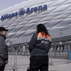 Dos agentes de seguridad en una zona del Allianz Arena, el campo del Bayern