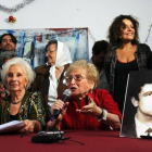 La presidenta de las Abuelas de la Plaza de Mayo, Estela de Carlotto (izquierda), anuncia la recuperación de la nieta 110, ante unas fotografías de los padres de la joven (derecha) y de la abuela (izquierda), todos fallecidos ya, este jueves.