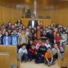 Los niños del colegio Gadañón durante su visita al consistorio