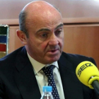 Imagen de televisión del ministro de Economía, Luis de Guindos, durante la entrevista.