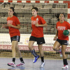 Cristina González, Alicia Cembranos y Raquel Caño, en un entrenamiento del Cleba