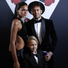 Neymar Jr. junto a su hijo y su novia, Bruna Marquezine, durante la gala del pasado domingo.