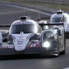 Fassler, Lotterer y Treluyer (Audi) levantan el trofeo como vencedores en Le Mans.