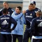 Ell técnico López Caro conversa con los jugadores durante un reciente entrenamiento