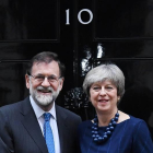 La primera ministra británica, Theresa May (d), posa junto al presidente del Gobierno español, Mariano Rajoy, antes de su reunión en el 10 de Downing Street, en Londres.