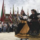 Las enseñas abrazan los bailes tradicionales en el recinto ferial. A. VALENCIA