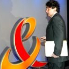 El presidente de France Telecom, Thierry Breton, se dirige a presentar las cuentas de la compañía