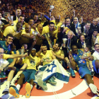 Los jugadores del Maccabi celebran el título con el trofeo tras ganar la final de la Euroliga.