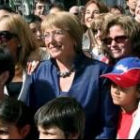 Bachelet posa ayer en Madrid con un grupo de personas que la conocieron por la calle
